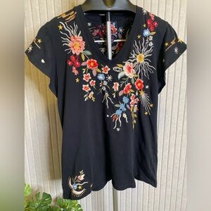 Johnny Was Lissa Embroidered Flutter Sleeve V Neck T Shirt in Black Medium
